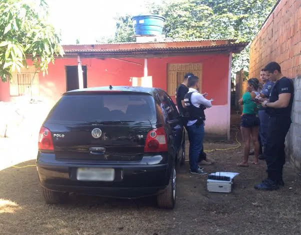 Homem é assassinado a tiros na sala de casa na Serra