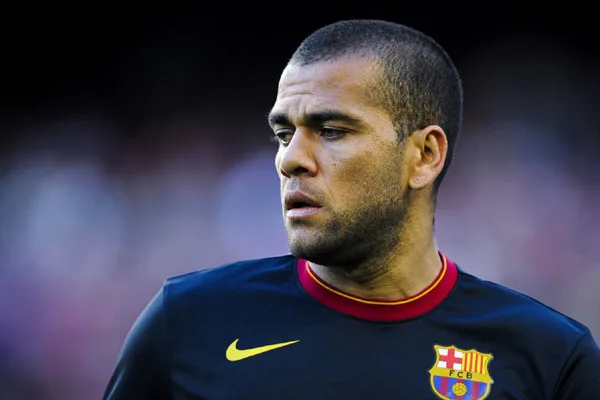 Daniel Alves encerra novela e renova contrato com o Barcelona até 2017