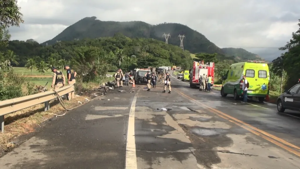 Após quase 12 horas de interdição, BR-101 é totalmente liberada em Guarapari