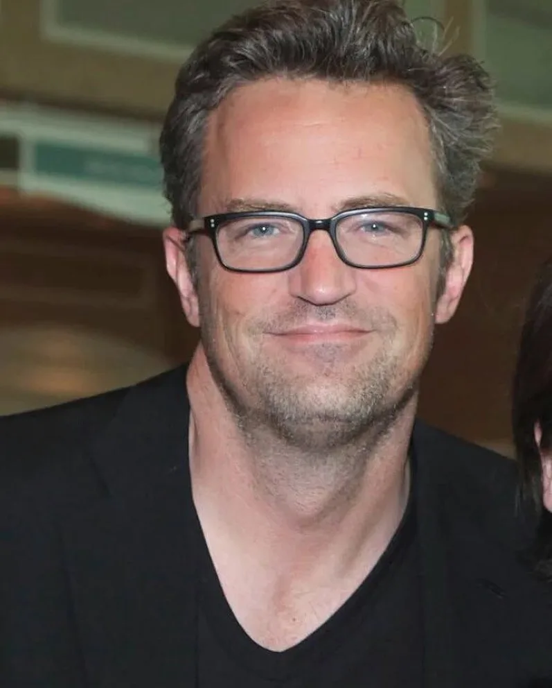 Astro de Friends, Matthew Perry surpreende ao cozinhar nu durante a quarentena