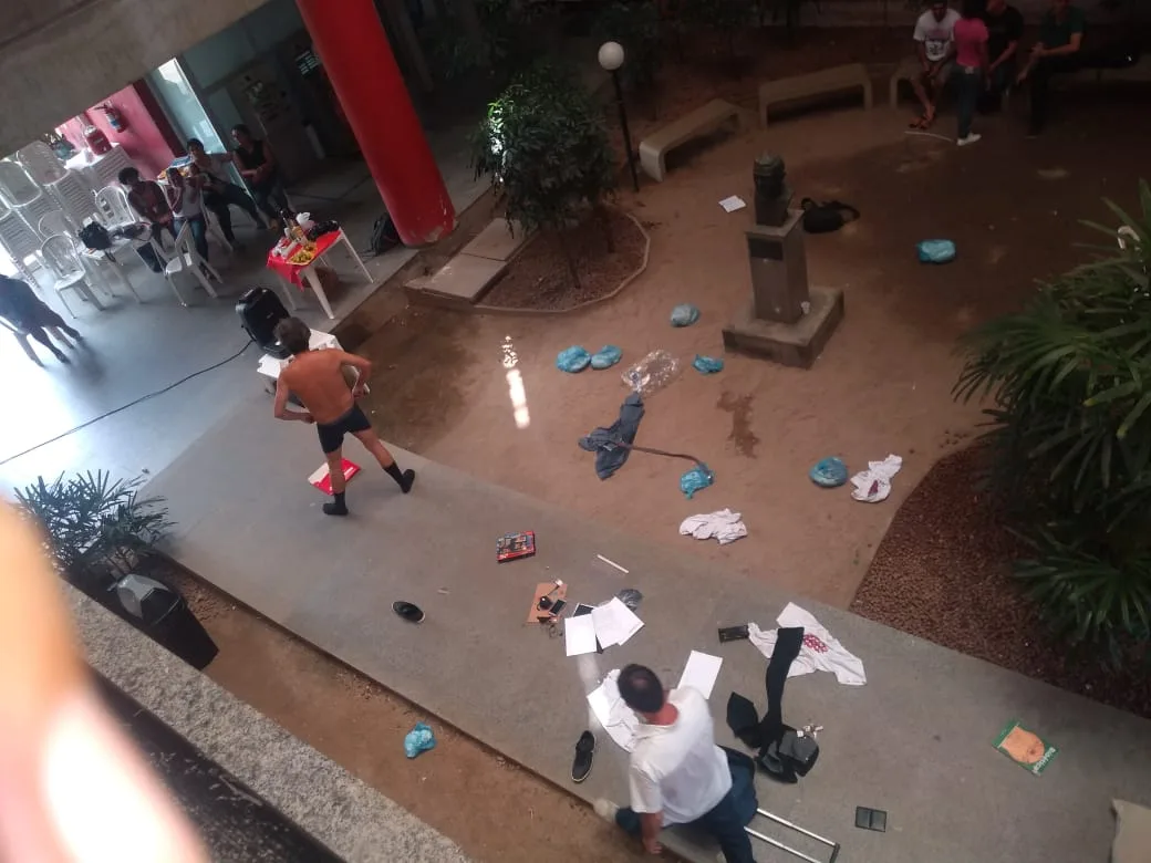 Servidor da UFES protesta e tira a roupa dentro da universidade