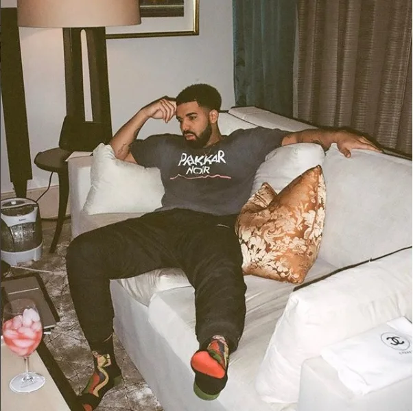 Drake publica foto usando meias com imagem de Rihanna