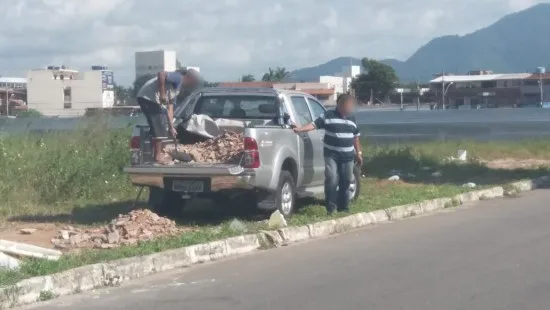 Homens descartam entulho de forma irregular em Guarapari