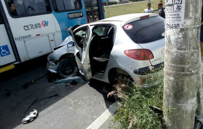 Homem fica ferido após perder o controle do carro e bater em poste na BR-101 na Serra