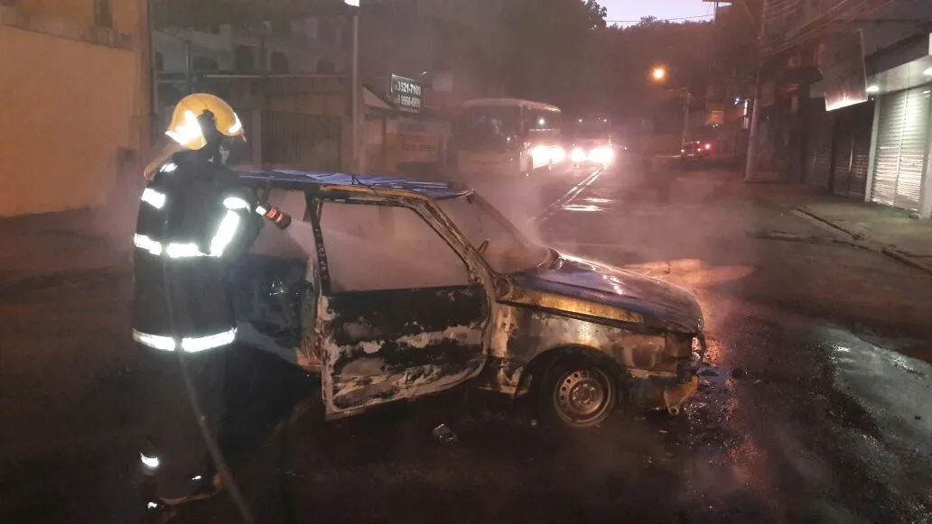 Carro em chamas assusta moradores em Cachoeiro de Itapemirim