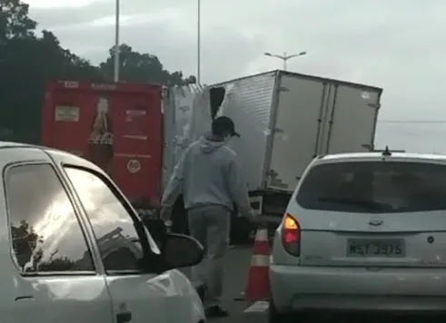 Acidente entre caminhões deixou o trânsito lento na Rodovia do Contorno