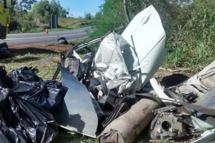 Acidente na BR 101 entre caminhão e veículo de passeio deixa dois mortos