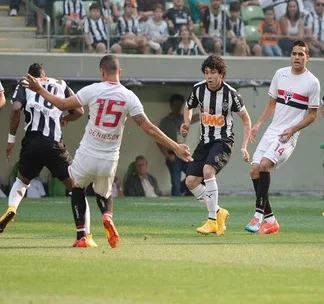 Lance durante a partida entre Atlético MG e São Paulo SP válida pela Série A do Campeonato Brasileiro 2014, no Estádio Independência em Belo Horizonte (MG), neste domingo (12).