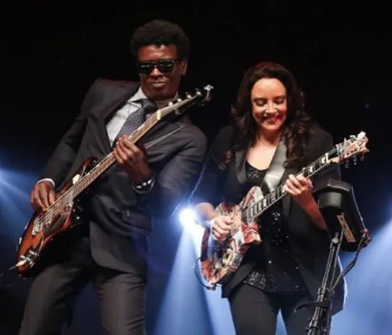 Ana Carolina entrega namoro de Seu Jorge em show