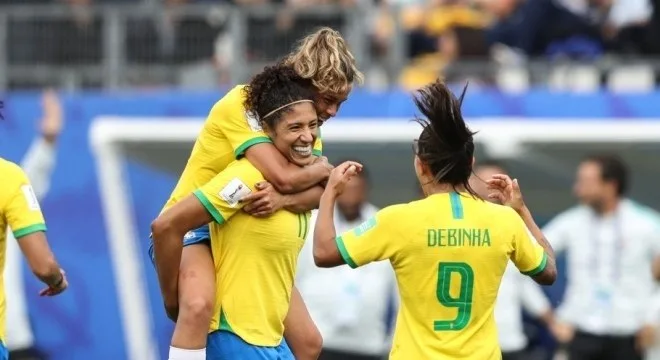 Samba e Sandy e Junior embalam meninas do Brasil no Mundial