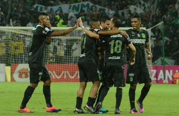 Jogadores do Atlético Nacional cantam 'Vamos, Chape' para comemorar vitória. Assista!