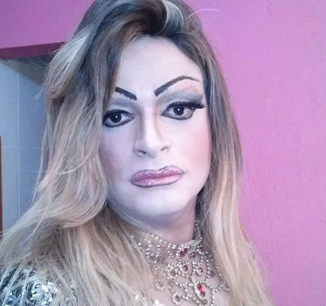 Drag queen revela que ficou só de calcinha no camarim junto com Caio Castro