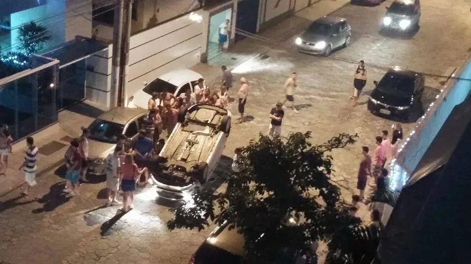 Carro capota e fica com as rodas para cima em Jardim Camburi