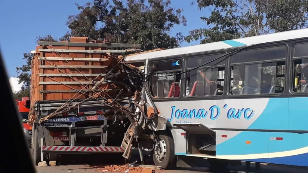 Acidente entre ônibus e caminhão deixa feridos na BR 259 em Colatina