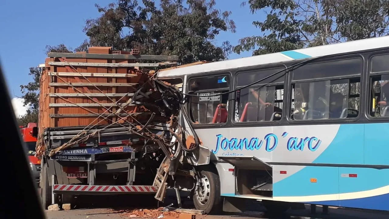 Acidente entre ônibus e caminhão deixa feridos na BR 259 em Colatina