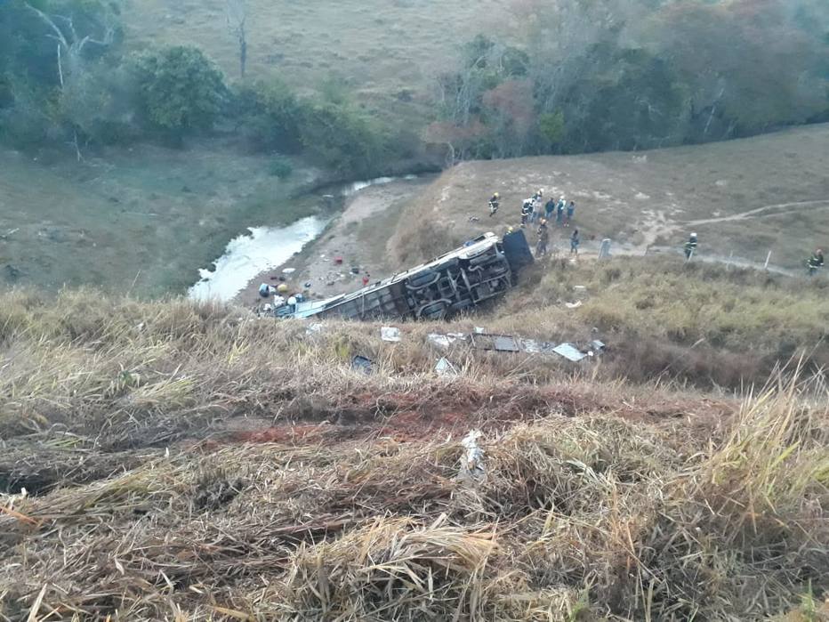 Oito pessoas morrem em dois acidentes com ônibus de turismo em MG