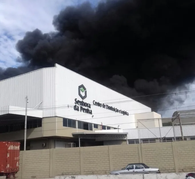 Incêndio de grandes proporções atinge empresa em Vila Velha