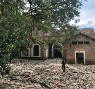 Enchente no Rio Tietê cobre de lixo atrações turísticas de Salto