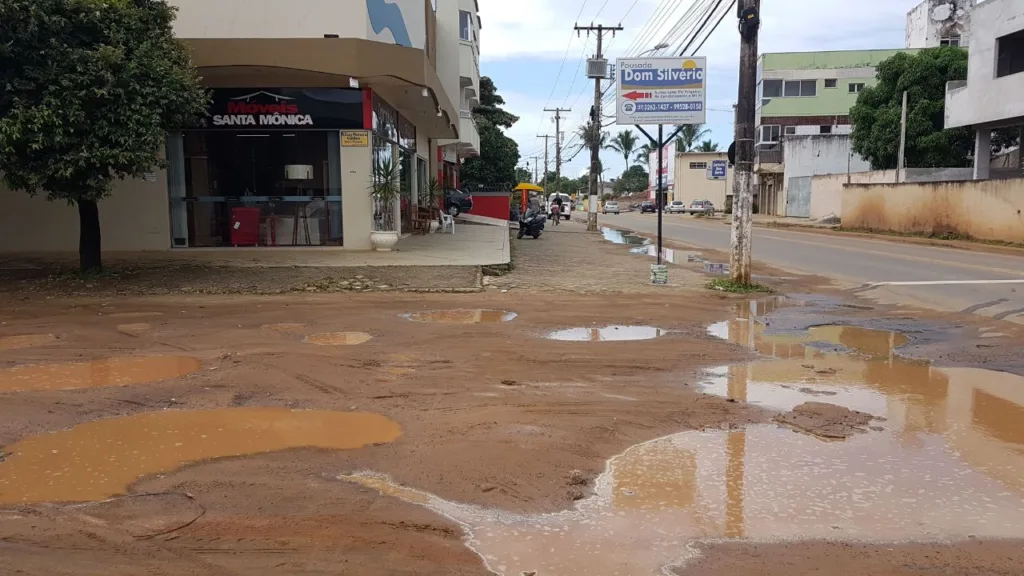 Buracos em rua do Perocão, em Guarapari, dificultam a vida dos moradores