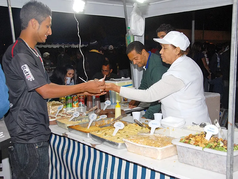 Barraca de comida em feira de praça à noite