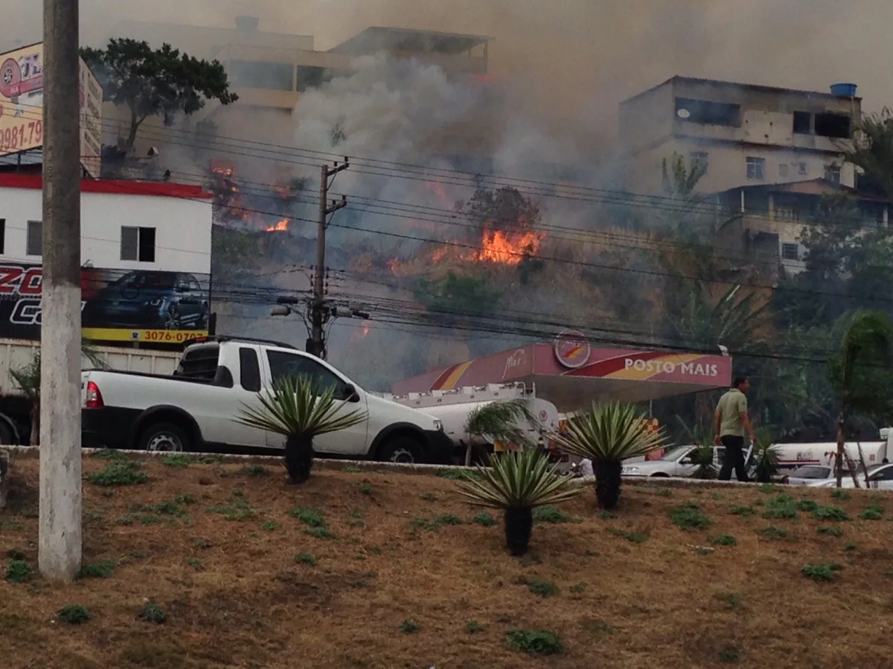 Incêndio avança em vegetação próximo a um posto de combustível, em Cariacica