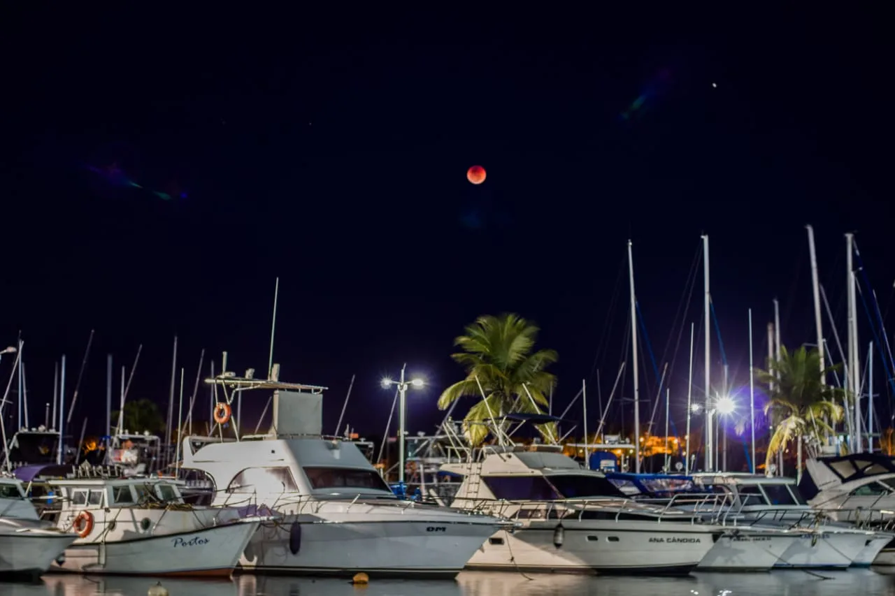 Capixabas registram imagens do eclipse lunar mais longo do século