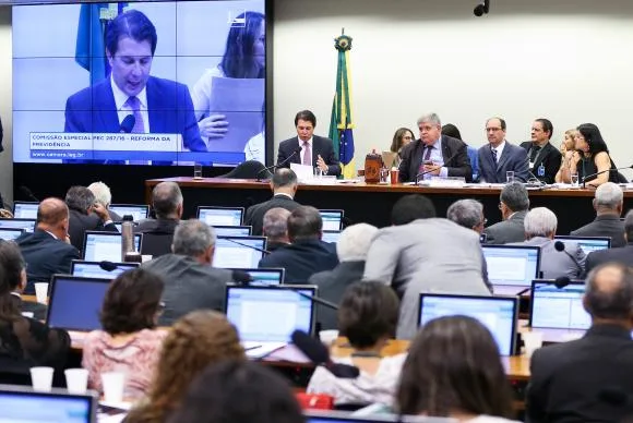 Debates sobre reforma da Previdência devem ser encerrados nesta terça-feira