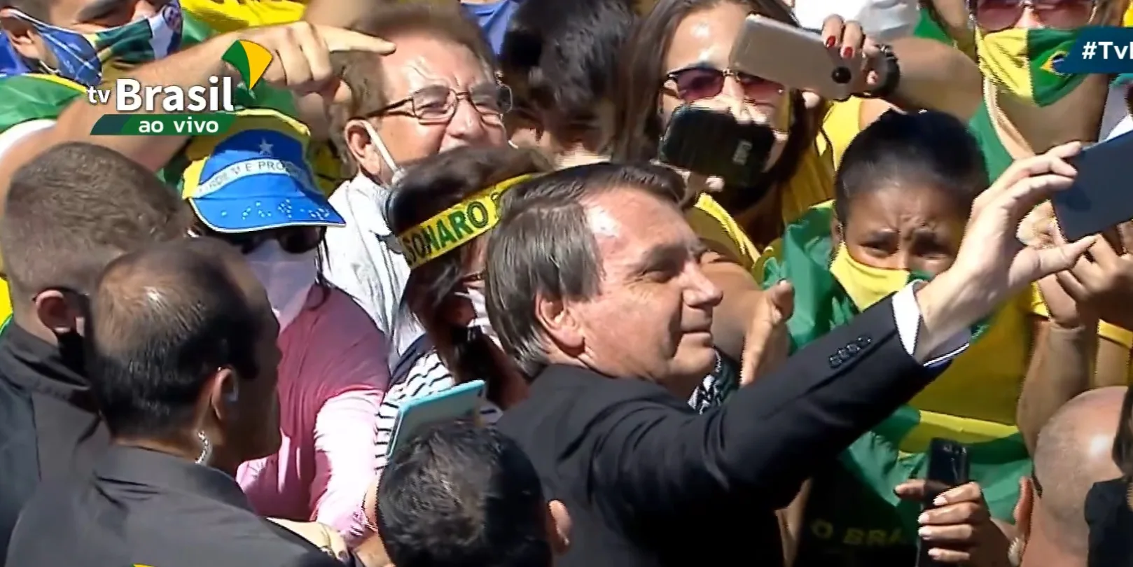 Em cerimônia reduzida do Dia da Independência, Bolsonaro cumprimenta apoiadores