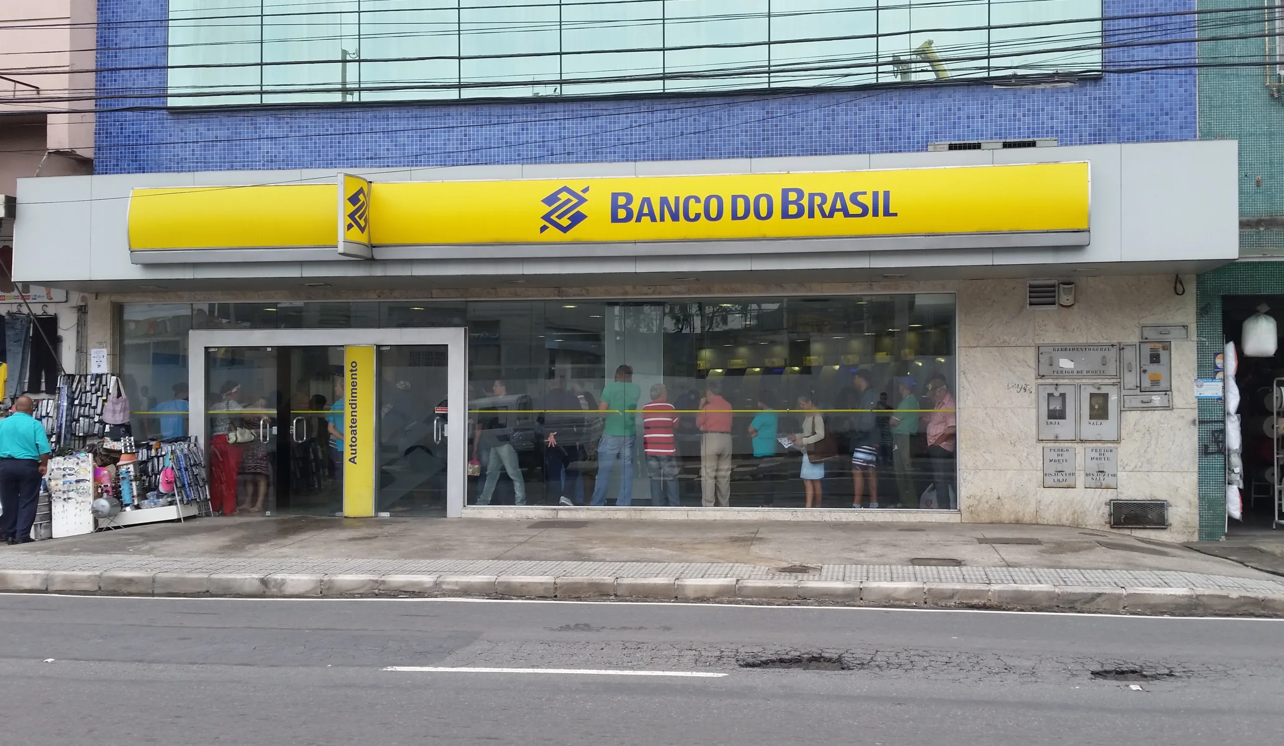 Cinco dias após fim da greve, capixabas ainda enfrentam longas filas nos bancos