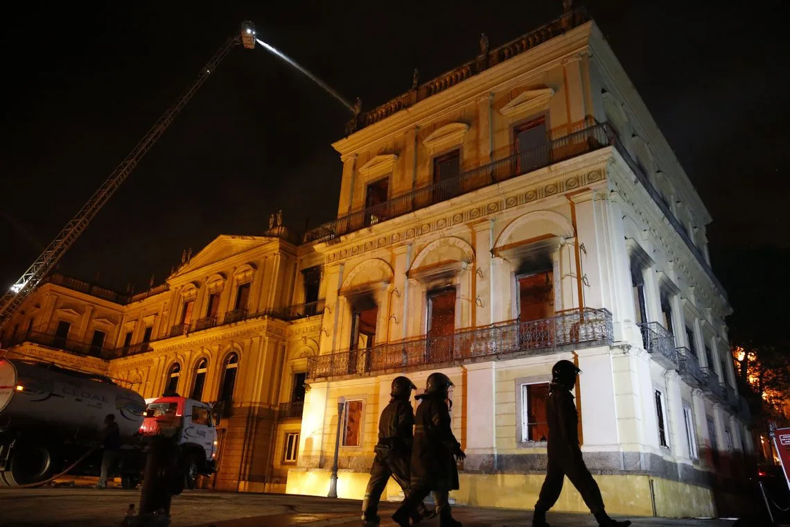 Um incêndio de proporções ainda incalculáveis atingiu, no começo da noite deste domingo (2), o Museu Nacional do Rio de Janeiro, na Quinta da Boa Vista, em São Cristóvão, na zona norte da capital fluminense