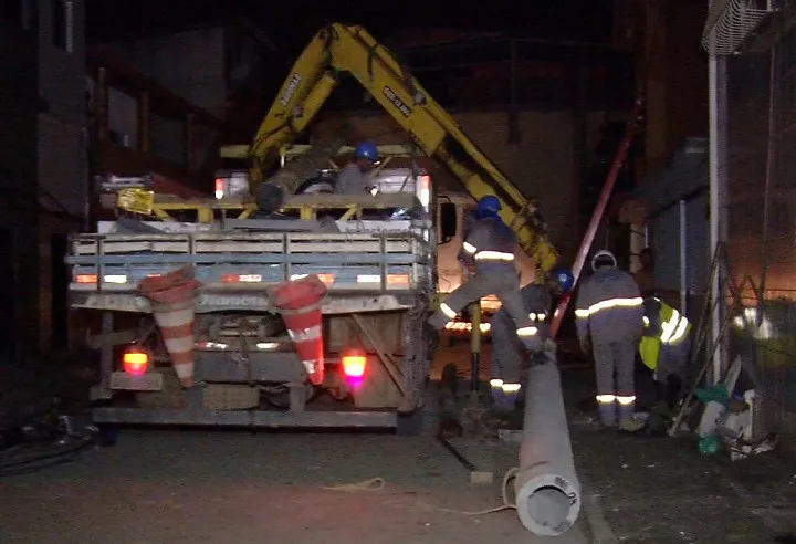 Caminhão derruba poste e moradores ficam sem energia em Vila Velha