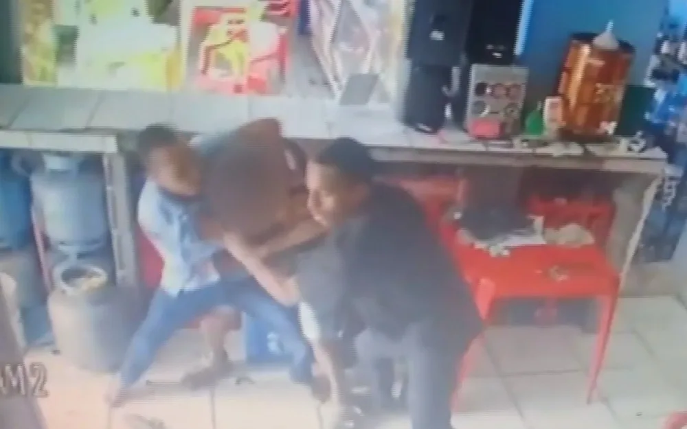 Comerciante luta com bandido durante assalto a bar em Cariacica. Veja o vídeo!