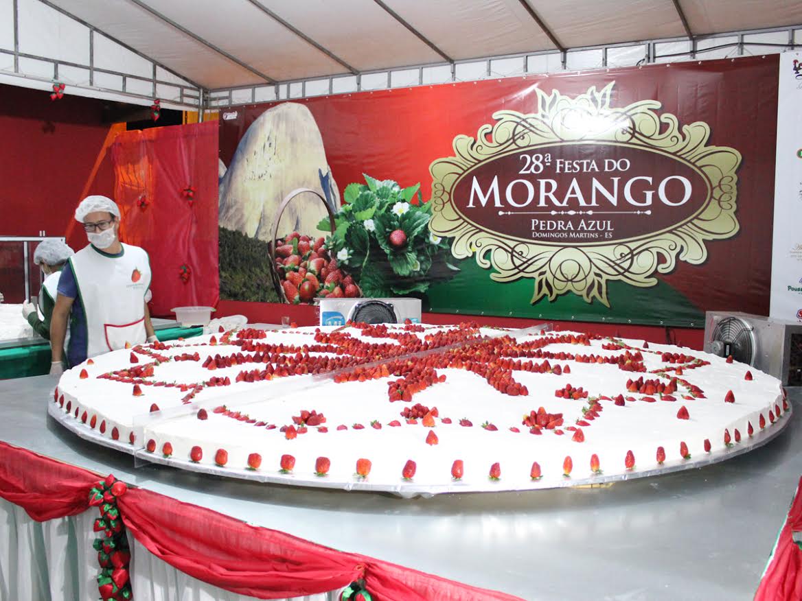 Torta de 300 quilos e macarrão de palmito durante a Festa do Morango neste fim de semana