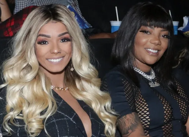 Ludmilla e Brunna Gonçalves dão beijão durante show no Baile da Vogue