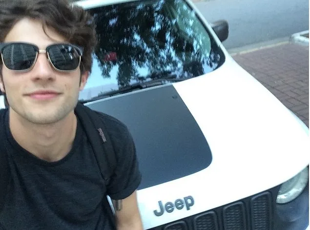 Chay Suede ganha R$ 80 mil por foto no Instagram