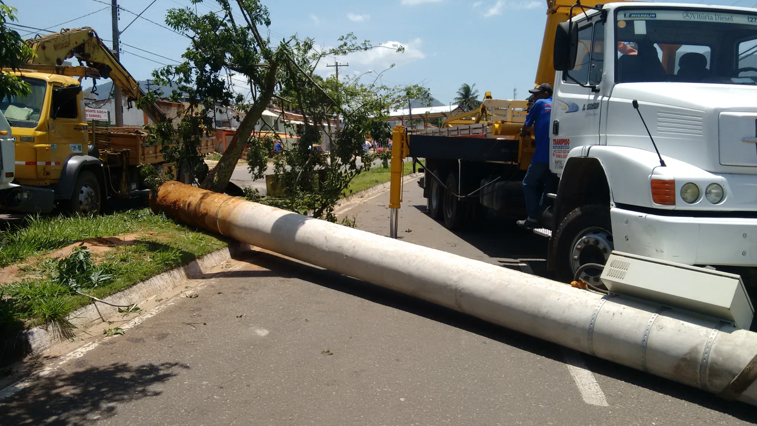 Poste de quatro toneladas atinge caminhões e duas crianças ficam feridas em Guarapari