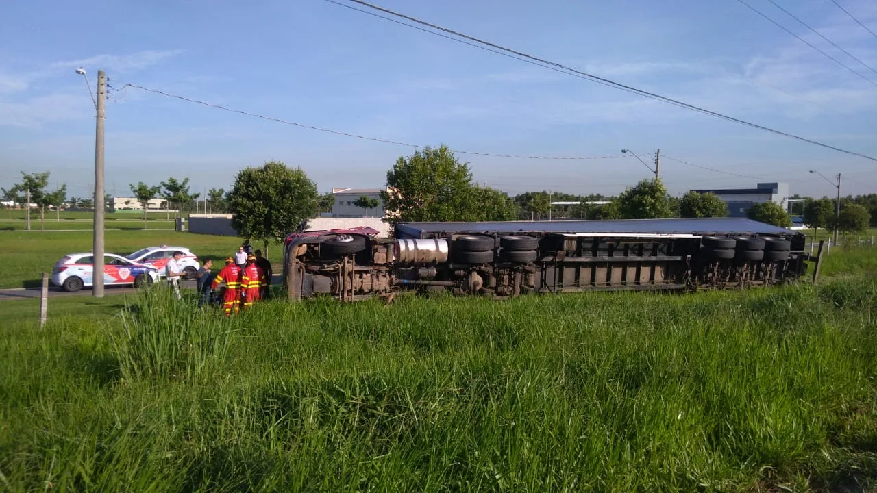 Carreta que transportava leite em pó tomba e mercadoria é saqueada no Contorno