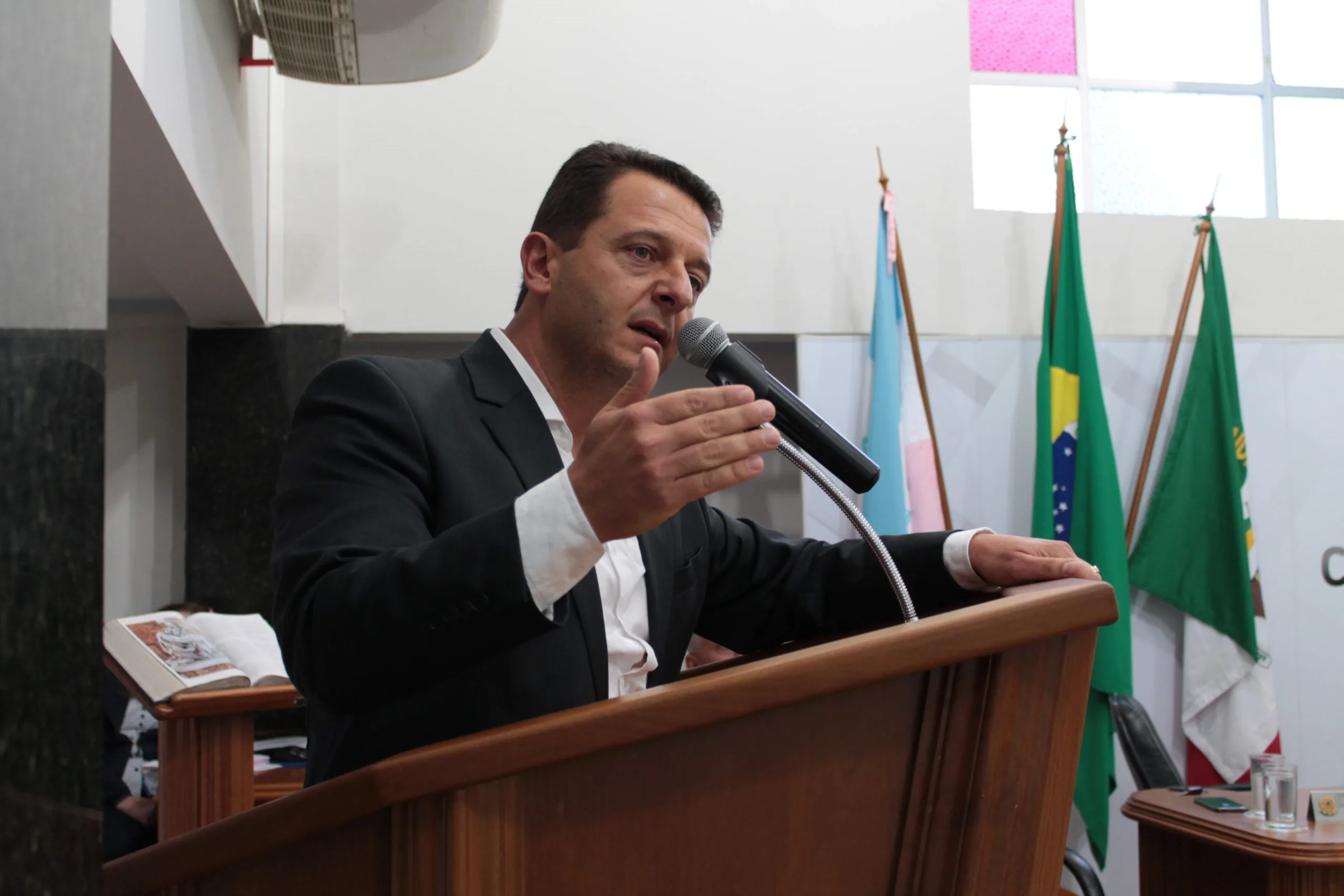 Paulinho Mineti toma posse como prefeito