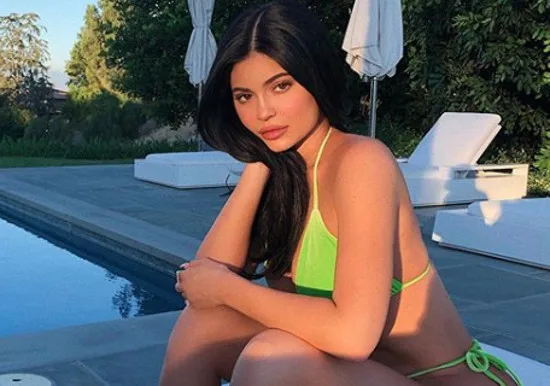 Fãs suspeitam que Kylie Jenner tenha colocado silicone após vídeos de biquíni