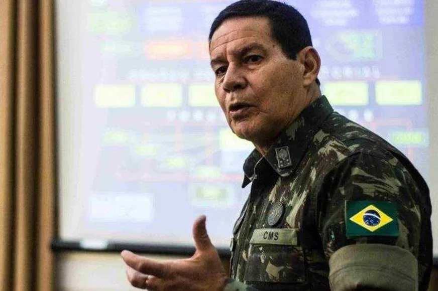 Mourão diz que ataques de Olavo a militares são 'totalmente sem nexo'