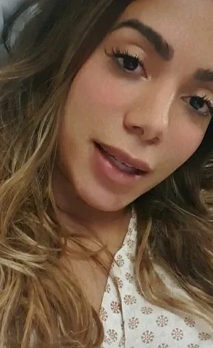 Anitta deixa hospital após ser internada com trombose: 'Estou livre'