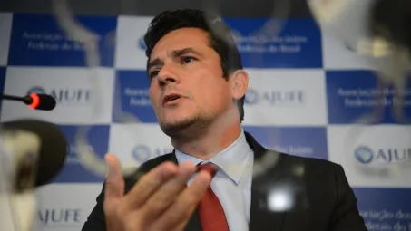 Um dia antes do impeachmet, Sérgio Moro é aclamado em pizzaria de Curitiba