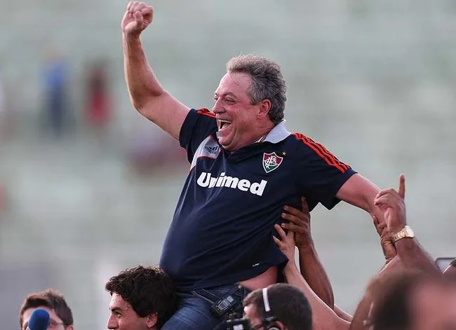 Abel Braga se emociona com homenagem por 250 jogos no Fluminense: 'Nunca vi isso'