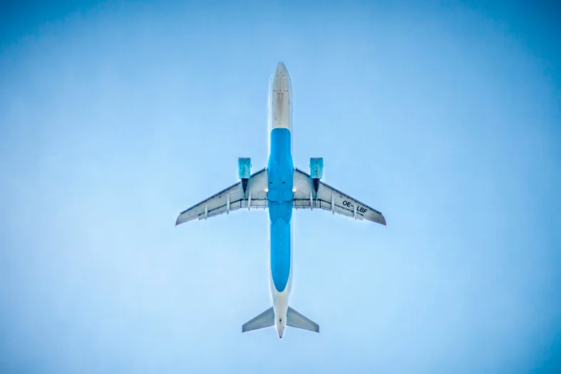 Homem surta, tenta abrir porta de avião e morre durante voo com ministros de Lula