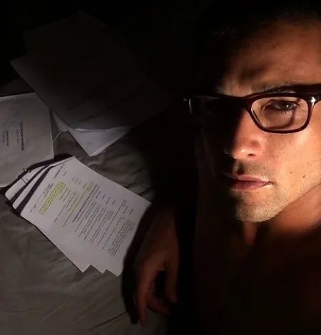 Sergio Marone trabalha texto de novela da Record na cama e tira selfie