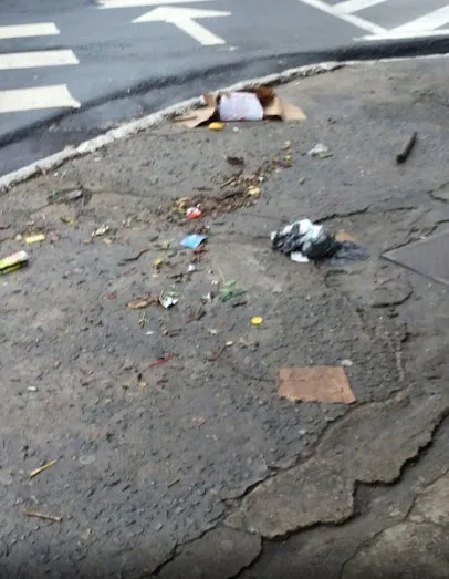 Ruas cheias de lixo e trabalho de limpeza reforçado após chuva em Vitória