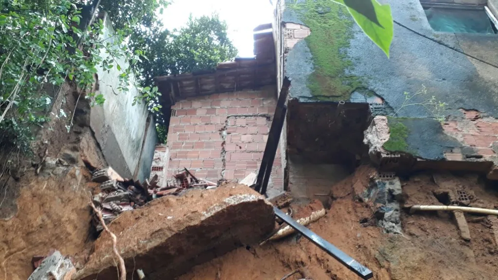 Água invade casas e moradores ficam no prejuízo após chuva em Guarapari