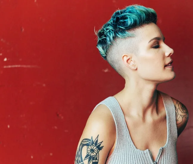 Após ter sofrido aborto espontâneo, Halsey congela os ovos aos 23 anos de idade