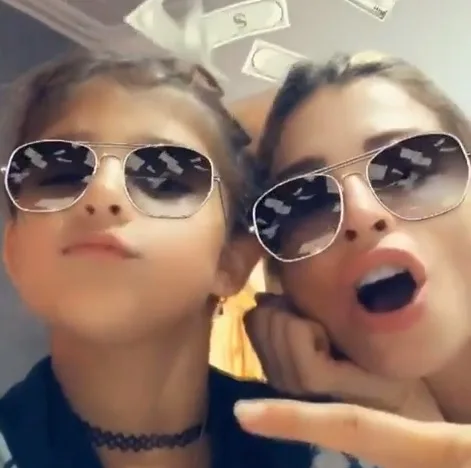 Grazi Massafera celebra aniversário da filha 'virando' rapper com ela