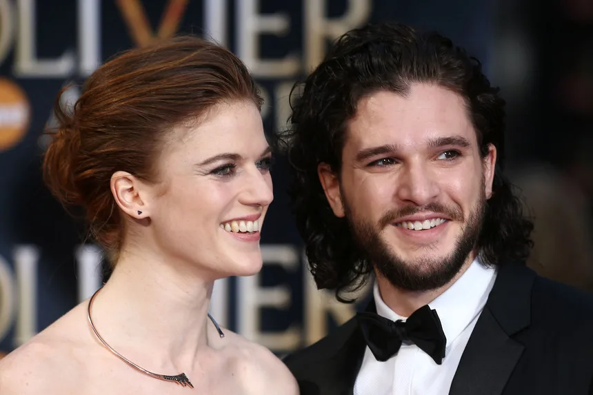 Kit Harington e Rose Leslie fazem anúncio de noivado à moda antiga